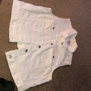 Sleeveless jean jacket!!🦋